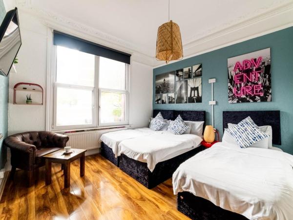 Book A Bed Hostels : photo 1 de la chambre chambre triple basique avec salle de bains commune