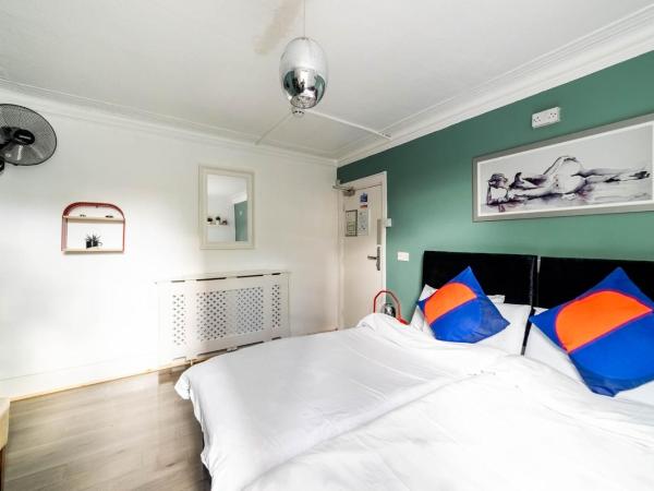 Book A Bed Hostels : photo 10 de la chambre chambre double ou lits jumeaux avec salle de bains commune