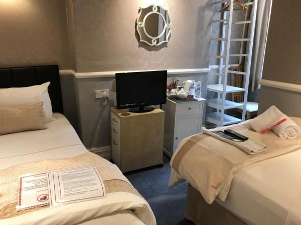 Raffles Hotel : photo 2 de la chambre chambre lits jumeaux avec douche