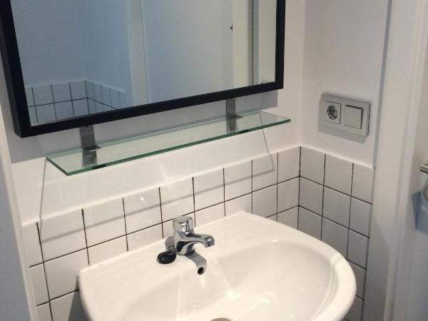 Chameleon Youth Hostel Alicante : photo 1 de la chambre lit en dortoir mixte de 4 lits avec salle de bains séparée