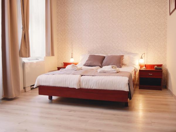 Aqua Villa Eger : photo 7 de la chambre chambre lit queen-size avec balcon