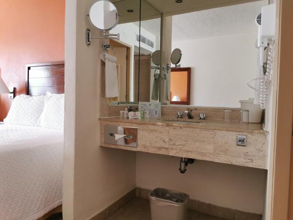 Canto del Sol Puerto Vallarta All Inclusive : photo 2 de la chambre chambre double deluxe - vue latérale sur mer