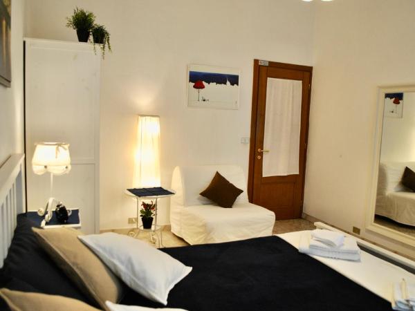 B&B Casa TORET : photo 7 de la chambre chambre double avec lit d'appoint