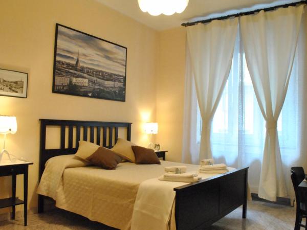 B&B Casa TORET : photo 7 de la chambre chambre double avec lit d'appoint