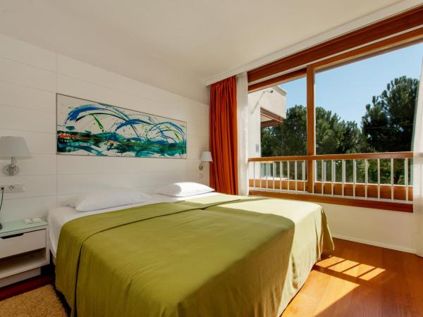 Maistra Select All Suite Island Hotel Istra : photo 4 de la chambre suite premium avec balcon - vue sur parc
