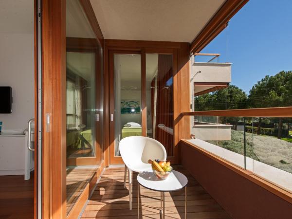 Maistra Select All Suite Island Hotel Istra : photo 5 de la chambre suite premium avec balcon - vue sur parc