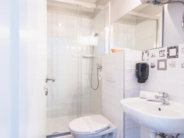 The Dots Hostel : photo 9 de la chambre chambre de luxe avec salle de bains privative