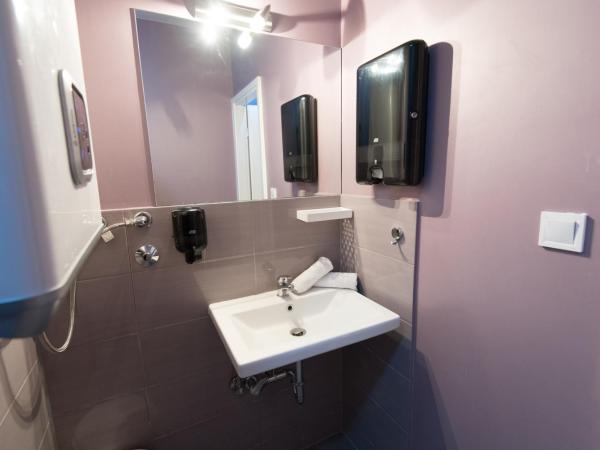 The Dots Hostel : photo 6 de la chambre chambre familiale avec salle de bains privative