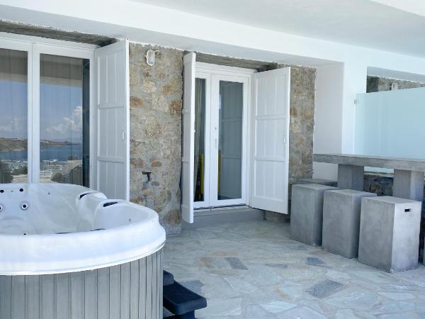Amperian Mykonos Suites & Villas : photo 10 de la chambre appartement avec jacuzzi - vue sur mer