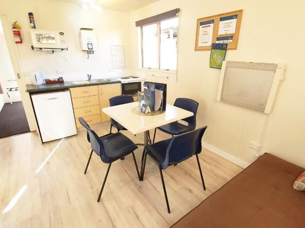 Orere Point Top 10 Holiday Park : photo 2 de la chambre chambre familiale avec balcon