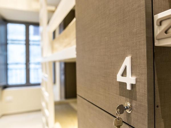 Little Italy Hostel Ex Chiesa S Donato : photo 6 de la chambre lit dans dortoir mixte de 12 lits