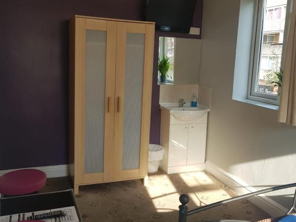 Hour Glass Hotel : photo 1 de la chambre chambre double avec salle de bains commune