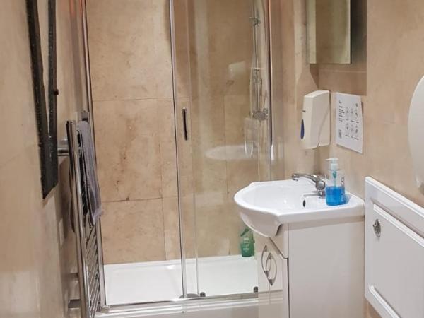 Hour Glass Hotel : photo 5 de la chambre chambre triple avec salle de bains