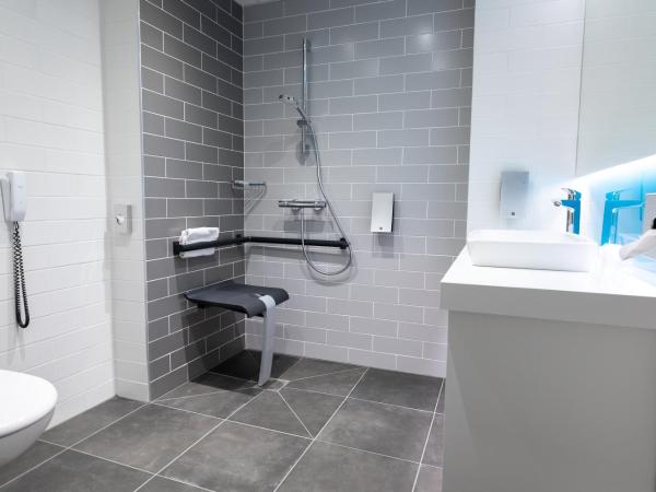 Holiday Inn Express Arras, an IHG Hotel : photo 7 de la chambre chambre lit queen-size standard - accessible aux personnes à mobilité réduite