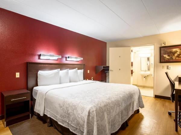 Red Roof Inn PLUS+ St. Louis - Forest Park / Hampton Ave. : photo 3 de la chambre chambre premium lit king-size pour personnes à mobilité réduite - non-fumeurs (literie surclassée et collation)