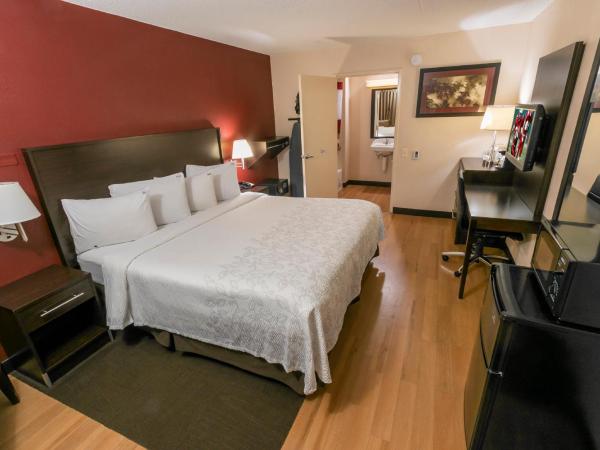 Red Roof Inn PLUS+ St. Louis - Forest Park / Hampton Ave. : photo 4 de la chambre chambre premium lit king-size pour personnes à mobilité réduite - non-fumeurs (literie surclassée et collation)