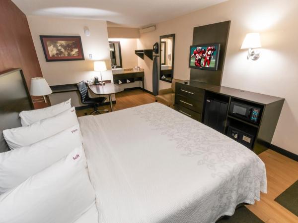 Red Roof Inn PLUS+ St. Louis - Forest Park / Hampton Ave. : photo 2 de la chambre chambre lit king-size supérieure - non-fumeurs