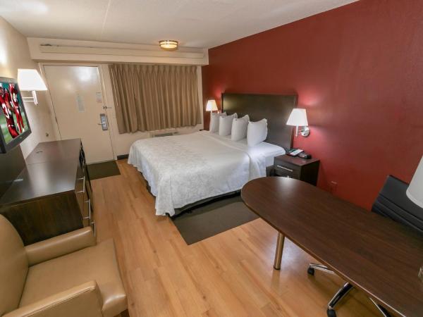 Red Roof Inn PLUS+ St. Louis - Forest Park / Hampton Ave. : photo 1 de la chambre chambre lit king-size supérieure - non-fumeurs