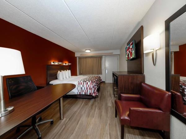 Red Roof Inn Tampa - Brandon : photo 3 de la chambre chambre lit king-size supérieure - non-fumeurs