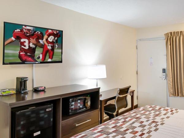 Red Roof Inn Indianapolis East : photo 4 de la chambre chambre lit king-size supérieure - non-fumeurs