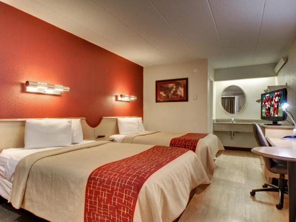 Red Roof Inn St Louis - Westport : photo 1 de la chambre chambre standard avec 2 lits doubles - non-fumeurs