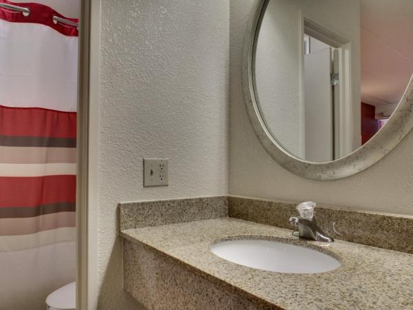 Red Roof Inn St Louis - Westport : photo 6 de la chambre chambre standard avec 2 lits doubles - non-fumeurs