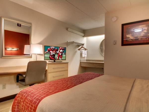 Red Roof Inn St Louis - Westport : photo 3 de la chambre chambre lit king-size standard - non-fumeurs