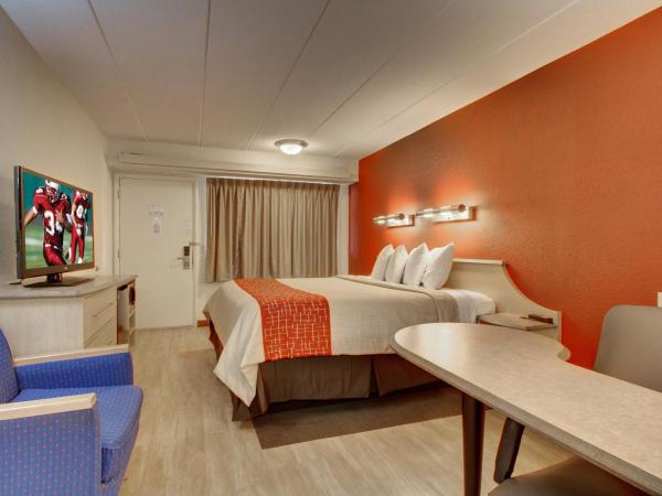 Red Roof Inn St Louis - Westport : photo 4 de la chambre chambre lit king-size supérieure - non-fumeurs
