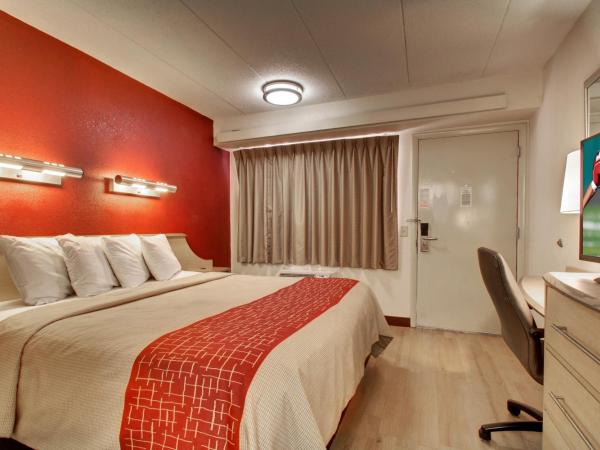 Red Roof Inn St Louis - Westport : photo 4 de la chambre chambre lit king-size standard - non-fumeurs