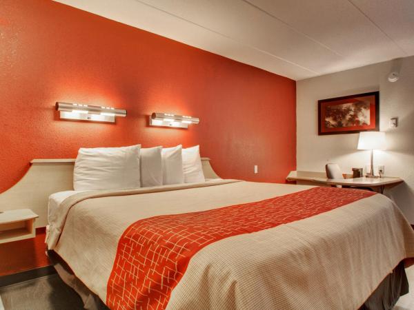 Red Roof Inn St Louis - Westport : photo 2 de la chambre chambre lit king-size supérieure - non-fumeurs