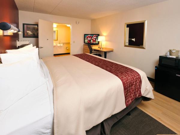 Red Roof Inn Louisville East - Hurstbourne : photo 2 de la chambre chambre lit king-size supérieure accessible aux personnes à mobilité réduite - non-fumeurs