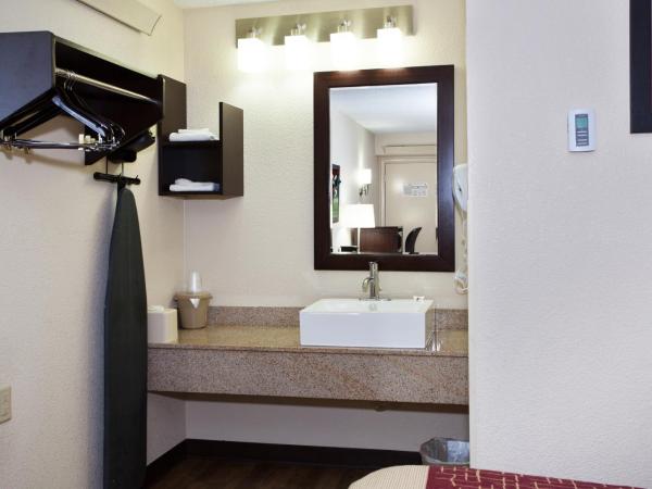 Red Roof Inn PLUS+ Nashville Fairgrounds : photo 5 de la chambre chambre lit king-size supérieure - non-fumeurs