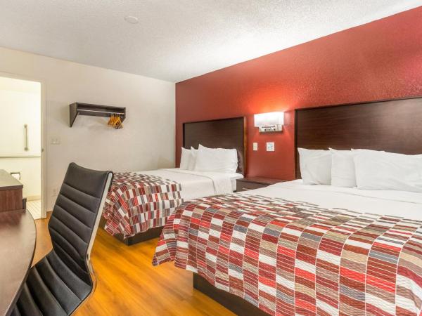 Red Roof Inn Phoenix- Midtown : photo 3 de la chambre deluxe room with two double beds disability access roll-in shower non-smoking