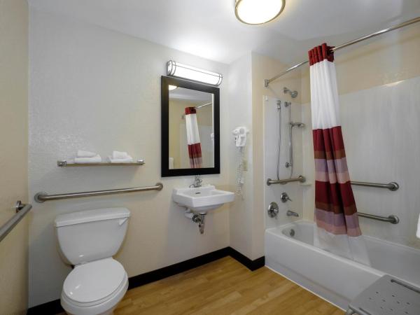 Red Roof Inn PLUS+ Austin South : photo 8 de la chambre chambre lit king-size premium pour personnes à mobilité réduite - non-fumeurs (literie surclassée et boîte de collation)