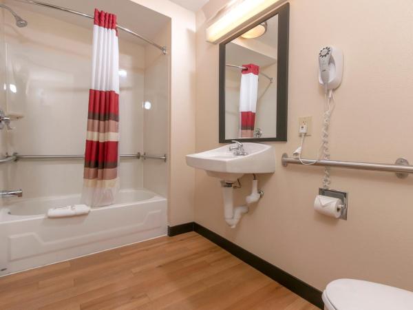 Red Roof Inn PLUS+ Atlanta - Buckhead : photo 4 de la chambre chambre lit king-size deluxe - accessible aux personnes à mobilité réduite - non-fumeurs