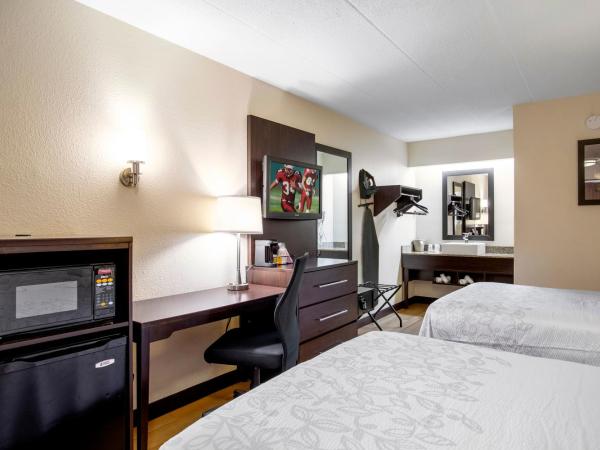 Red Roof Inn PLUS+ Atlanta - Buckhead : photo 3 de la chambre chambre deluxe avec 2 lits doubles - non-fumeurs