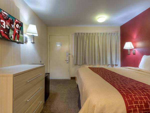Red Roof Inn Memphis East : photo 4 de la chambre chambre lit king-size de luxe - non-fumeurs