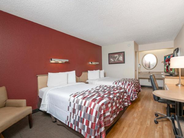 Red Roof Inn Louisville Fair and Expo : photo 1 de la chambre  deluxe room with two double beds smoke free