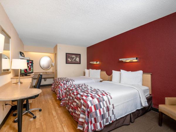 Red Roof Inn Louisville Fair and Expo : photo 6 de la chambre  deluxe room with two double beds smoke free