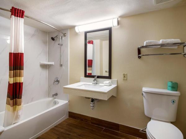 Red Roof Inn Houston East I-10 : photo 6 de la chambre chambre lit king-size de luxe - non-fumeurs - accessible aux personnes à mobilité réduite 