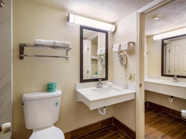 Red Roof Inn Houston East I-10 : photo 5 de la chambre suite lit king-size avec kitchenette - non-fumeurs