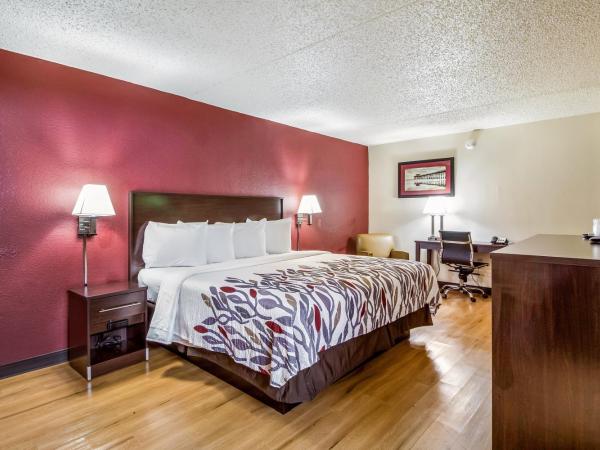 Red Roof Inn Houston East I-10 : photo 1 de la chambre chambre lit king-size deluxe - non-fumeurs 