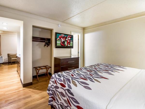 Red Roof Inn Houston East I-10 : photo 1 de la chambre suite lit king-size avec kitchenette - non-fumeurs