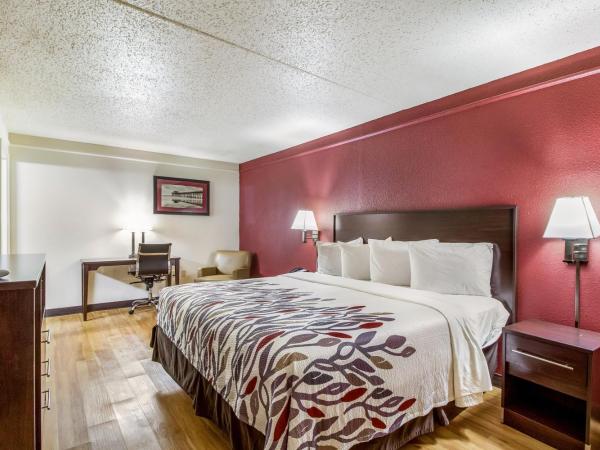 Red Roof Inn Houston East I-10 : photo 3 de la chambre chambre lit king-size deluxe - non-fumeurs 