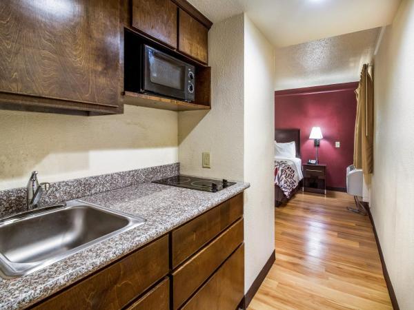 Red Roof Inn Houston East I-10 : photo 4 de la chambre suite lit king-size avec kitchenette - non-fumeurs