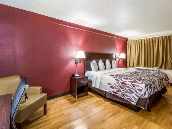 Red Roof Inn Houston East I-10 : photo 5 de la chambre chambre lit king-size deluxe - non-fumeurs 