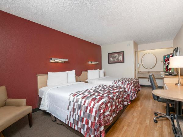 Red Roof Inn Indianapolis South : photo 1 de la chambre chambre deluxe avec 2 lits doubles - non-fumeurs
