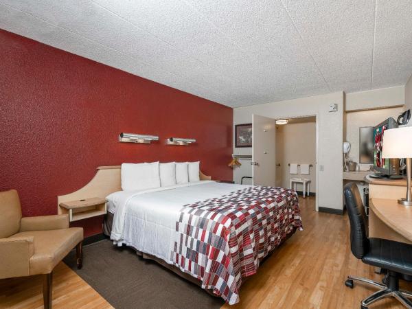 Red Roof Inn Indianapolis South : photo 2 de la chambre superior king room disability access non-smoking