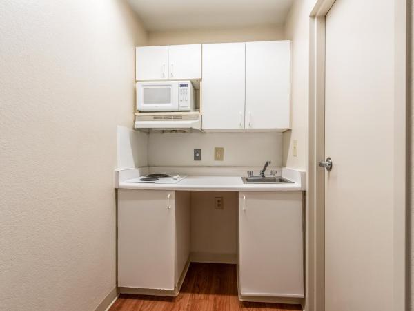 HomeTowne Studios by Red Roof Phoenix - West : photo 4 de la chambre studio lit queen-size - non-fumeurs