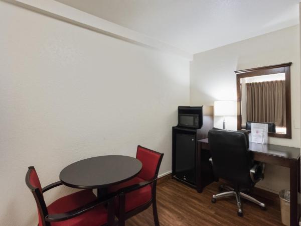 Red Roof Inn Oklahoma Airport I 40 W Fairgrounds : photo 2 de la chambre suite with two king beds non-smoking